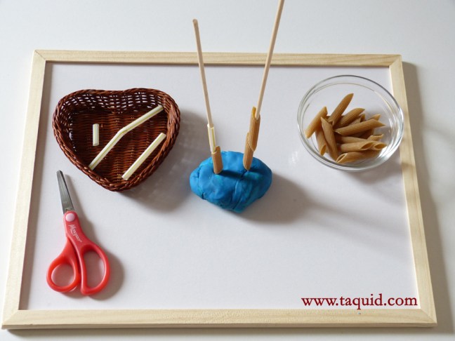 taqui_Inserir canudos de massa e palheira no pauzinho sobre plasticina